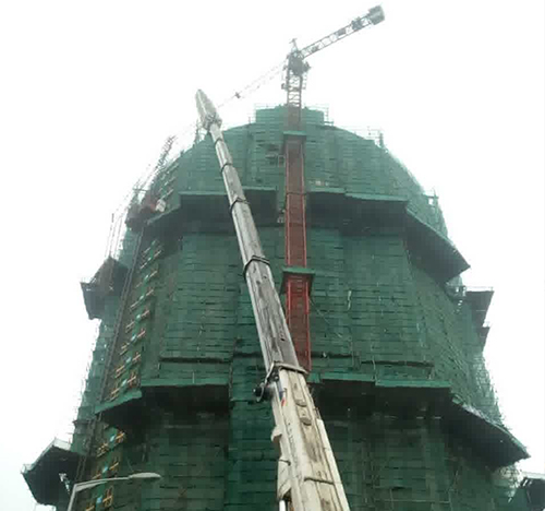 海口吊车在工地上作业